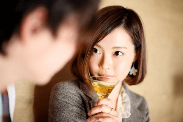 飲み会で脈ありな女性が出す好意のサイン9つの見抜き方 Style Knowledge